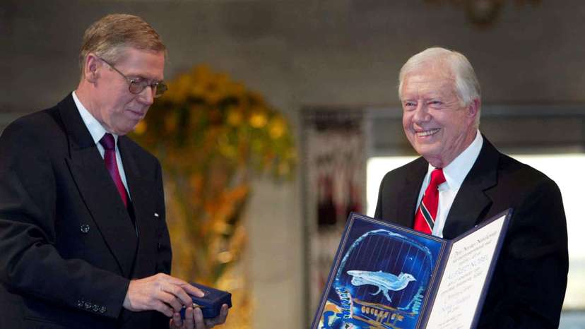 FORMER US PRESIDENT JIMMY CARTER SHOWS HIS NOBEL PEACE PRIZE.