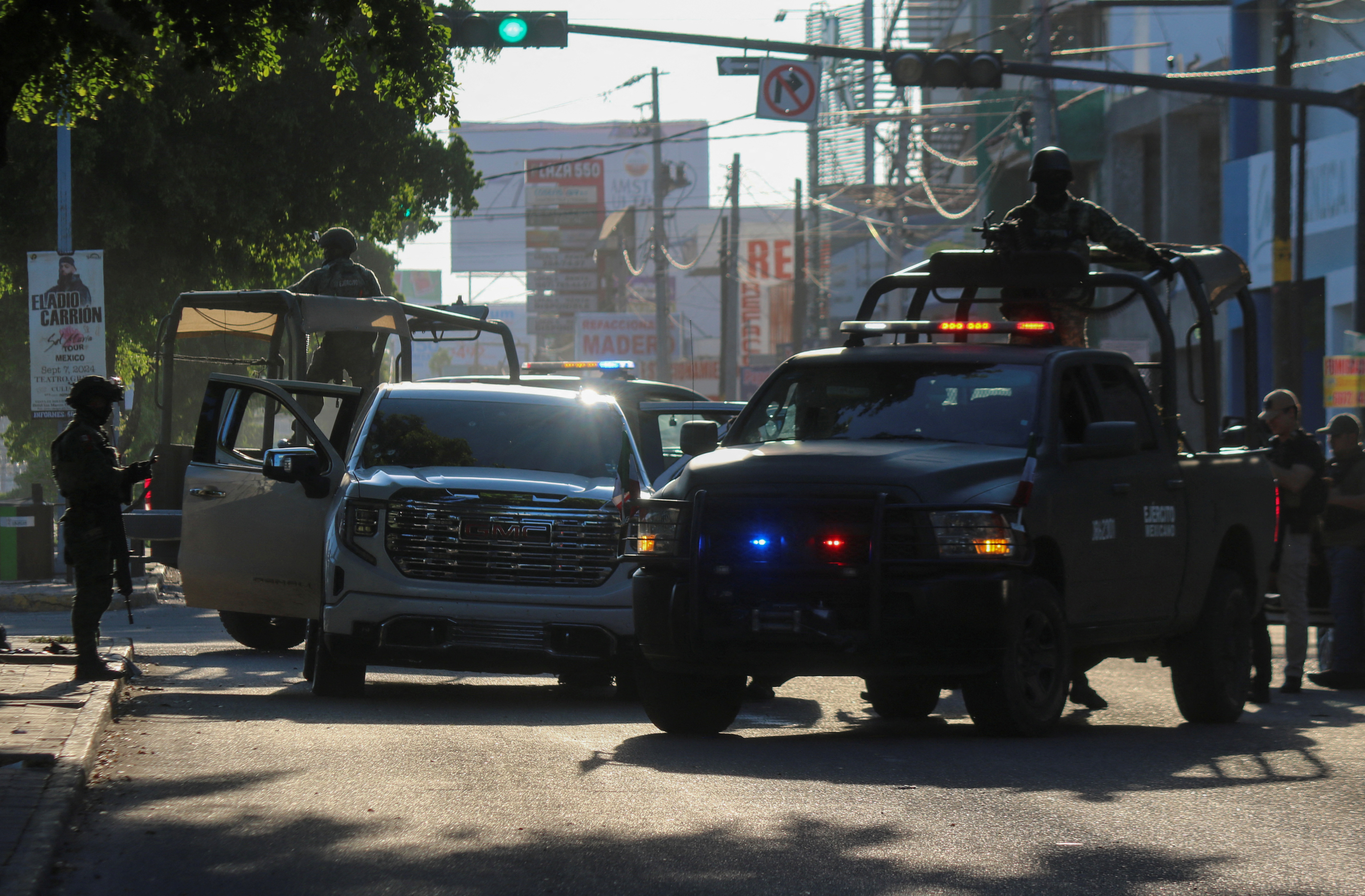 Day of Sinaloa violence prompts fears of intra-cartel war after "El Mayo" arrest