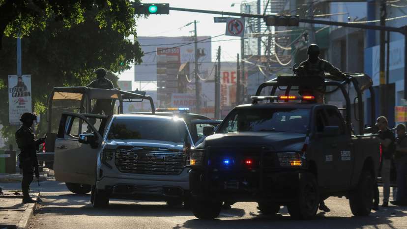 Day of Sinaloa violence prompts fears of intra-cartel war after "El Mayo" arrest