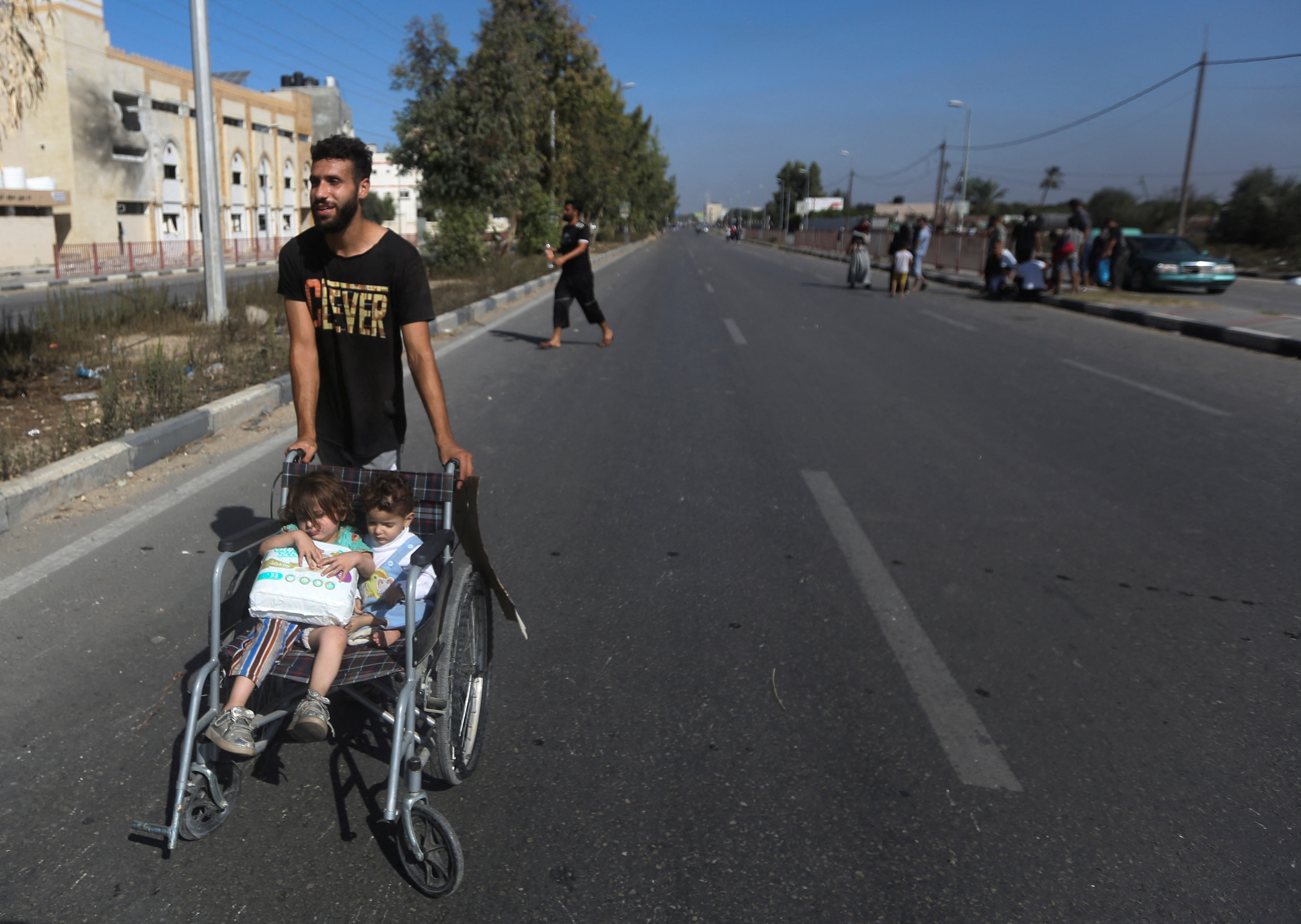 Palestinian civilians evacuating from the north of the Gaza Strip walks towards south