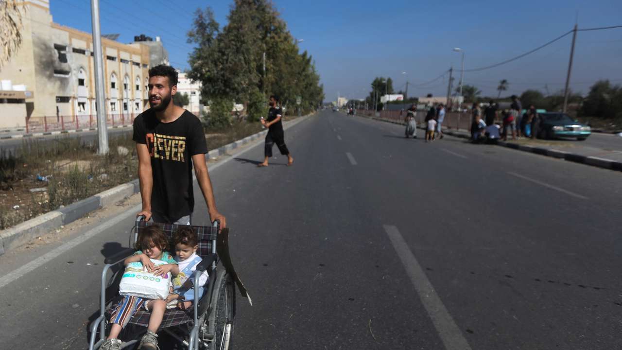 Palestinian civilians evacuating from the north of the Gaza Strip walks towards south