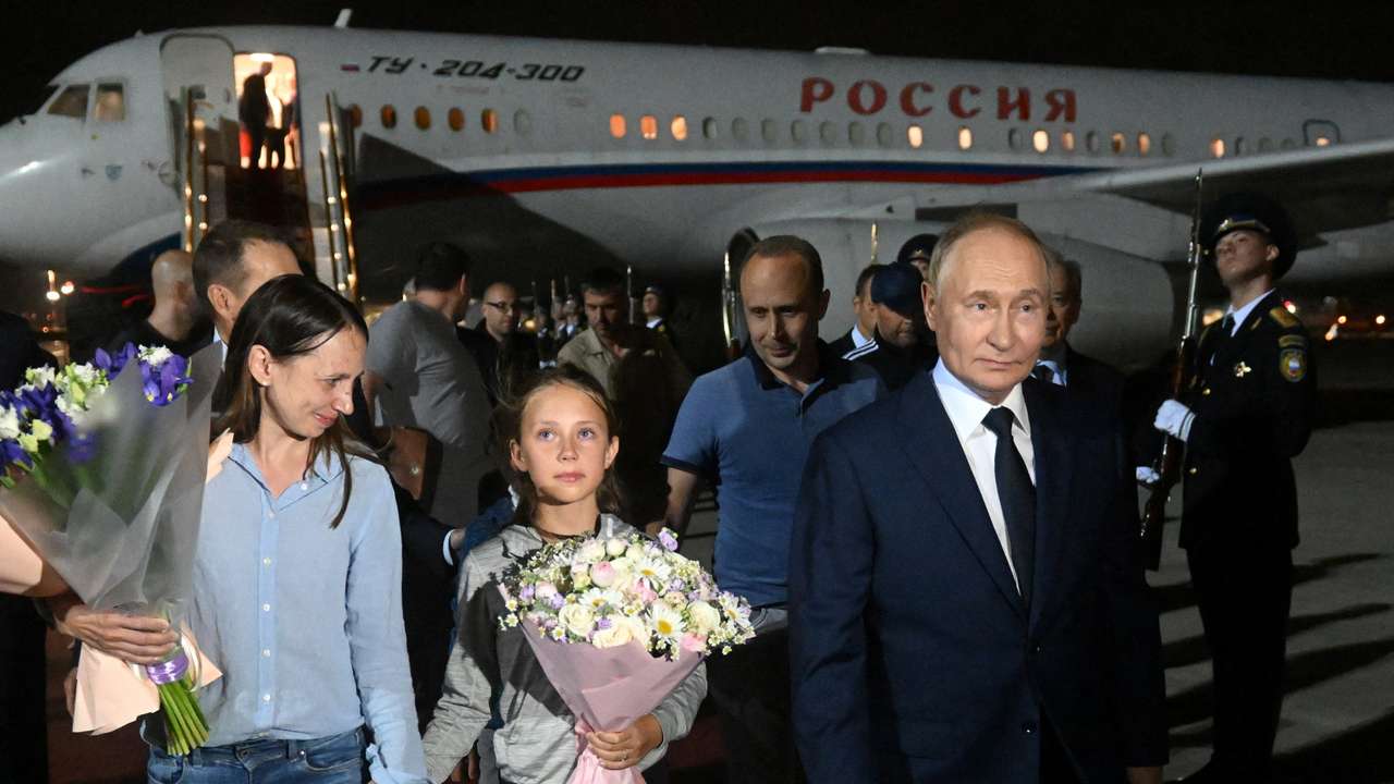 President Putin greets Russians returning to Moscow after prisoner swap
