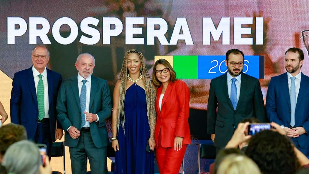 13.10.2026 - Presidente da República, Luiz Inácio Lula da Silva, durante Cerimônia sobre medidas para microempreendedores individuais, no Palácio do Planalto, Brasília - DF.