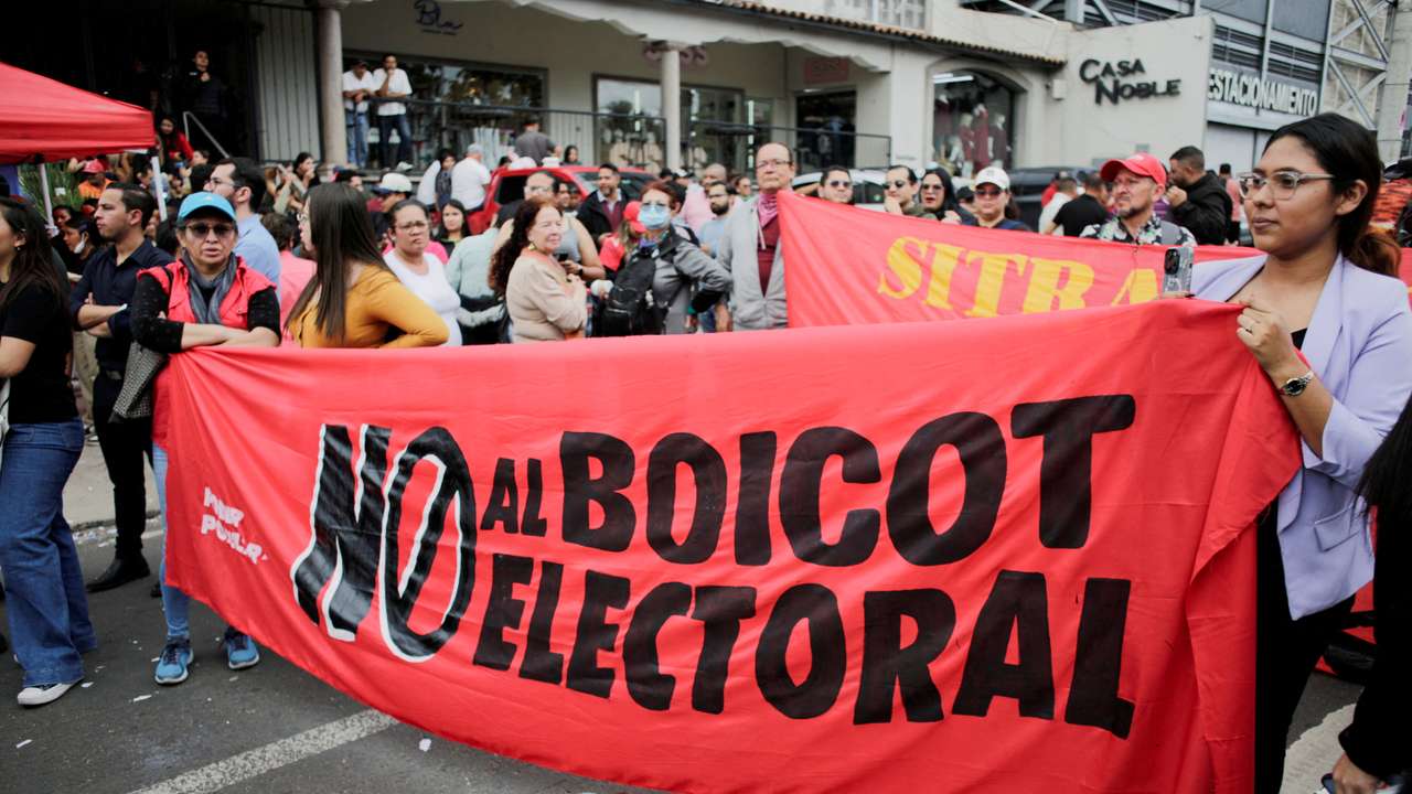 FILE PHOTO: Supporters of Honduras' President Xiomara Castro protest in Tegucigalpa