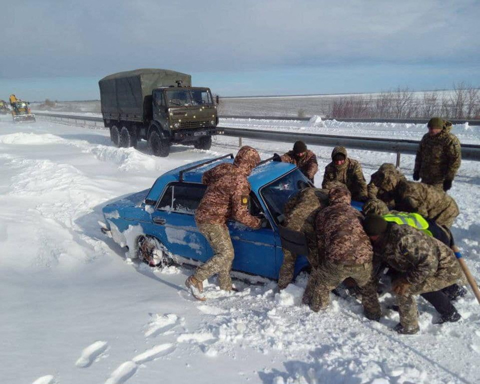 Ukrainian service members release car stuck in snow in Odesa region