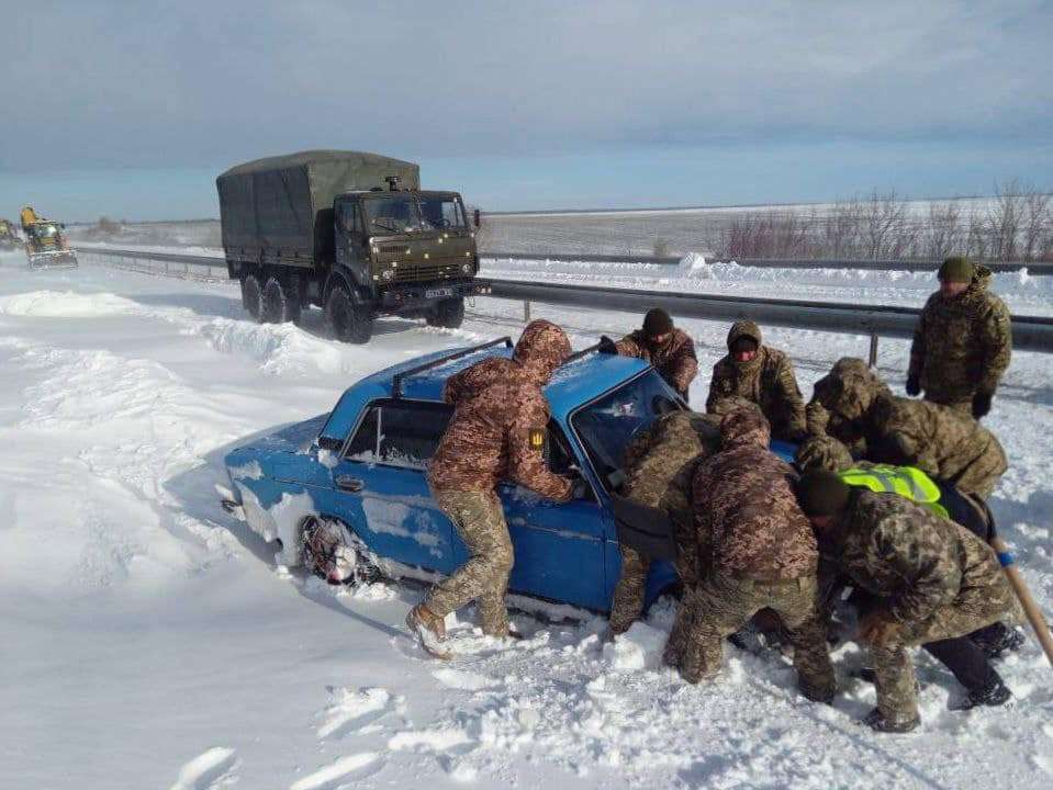 Ukrainian service members release car stuck in snow in Odesa region