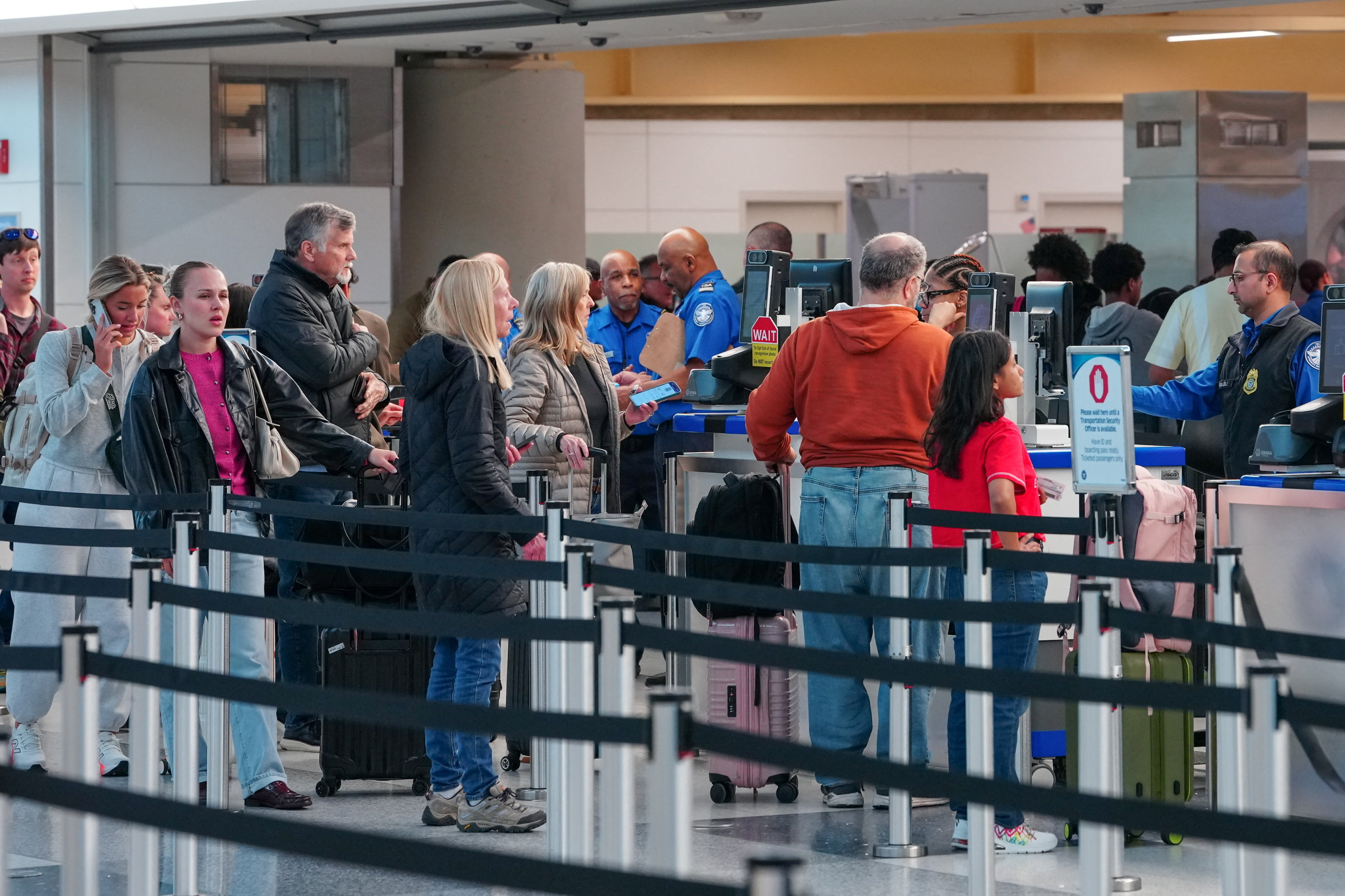TSA agents work without first paycheck in paritial government shutdown