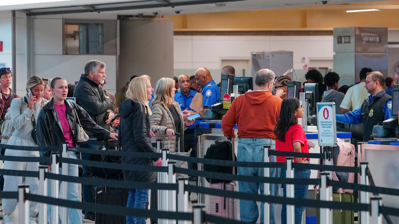 TSA agents work without first paycheck in paritial government shutdown