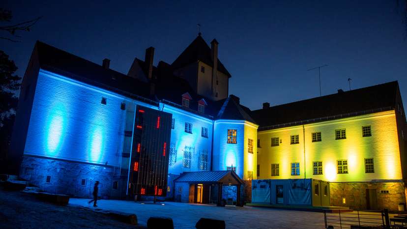 The HL center on Bygdoy in Oslo illuminates Villa Grande in the colors of Ukraine