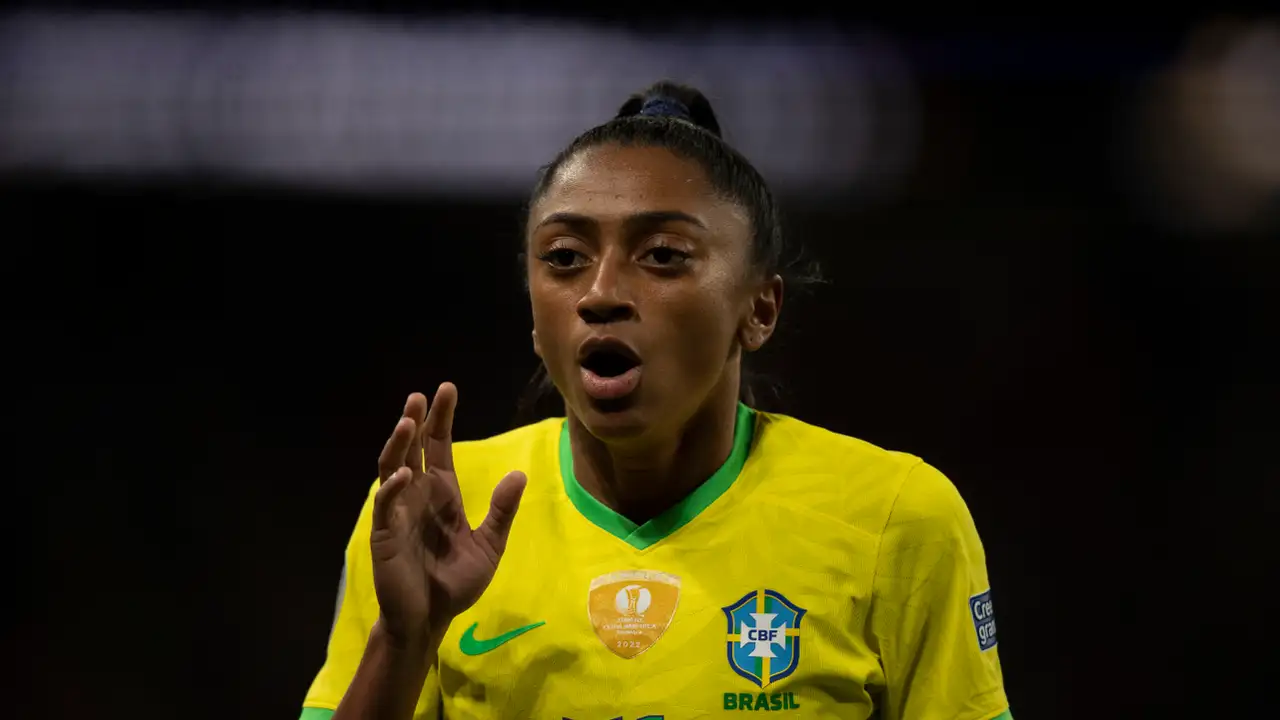 Kerolin durante jogo da Seleção Feminina contra a Inglaterra