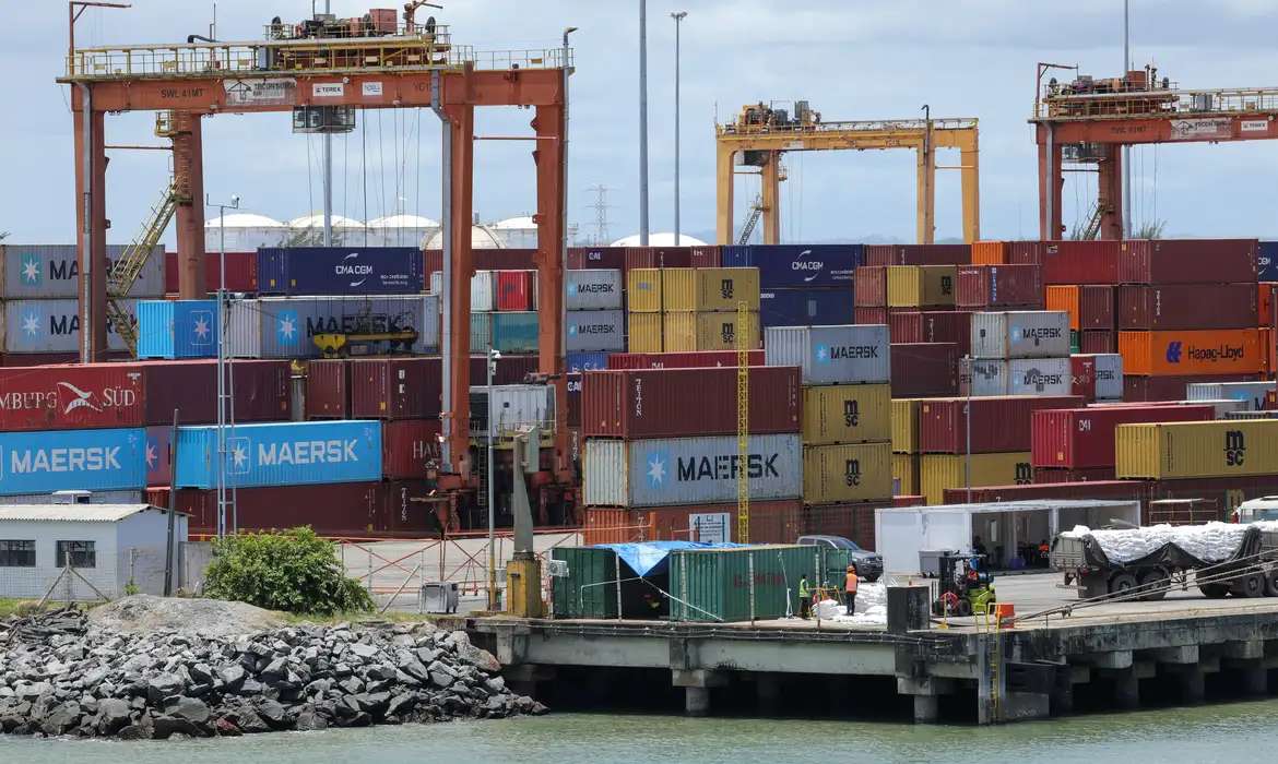 Imagem mostra containers no porto