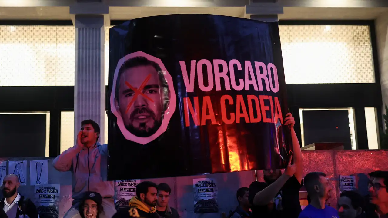 Demonstrators from the right‑wing group Movimento Brasil Livre protest against businessman Daniel Vorcaro outside Banco Master in Sao Paulo