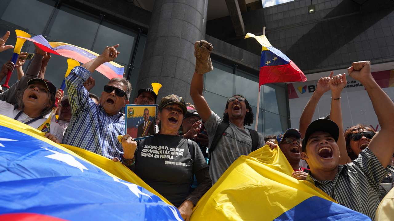 Anti-Maduro protests spread as Venezuelan opposition says he stole vote, in Caracas