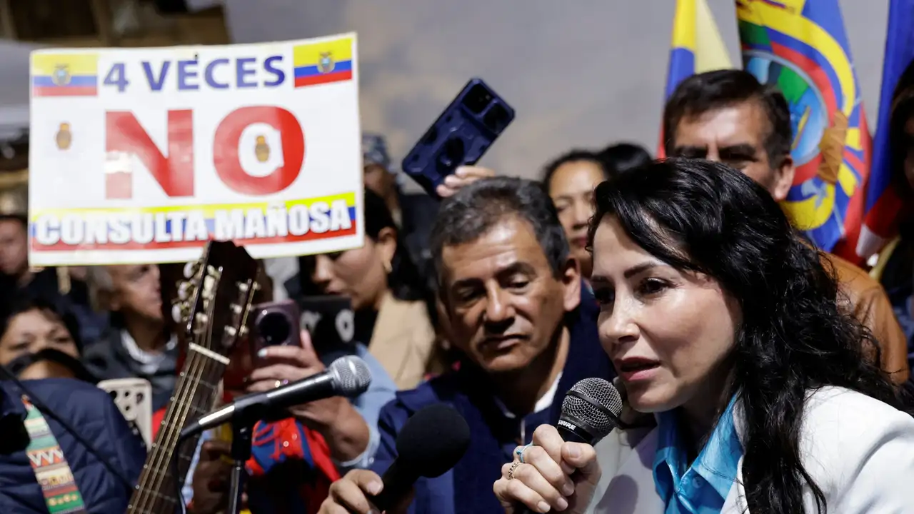 Luisa Gonzalez, President of the Citizens' Revolution Movement addresses a gathering following early results in a referendum to decide whether to allow the return of foreign military bases, which Ecuador’s President Daniel Noboa says are central to fighting organised crime, and whether they back convening an assembly to rewrite the constitution, in Quito, Ecuador November 16, 2025. REUTERS/Karen Toro