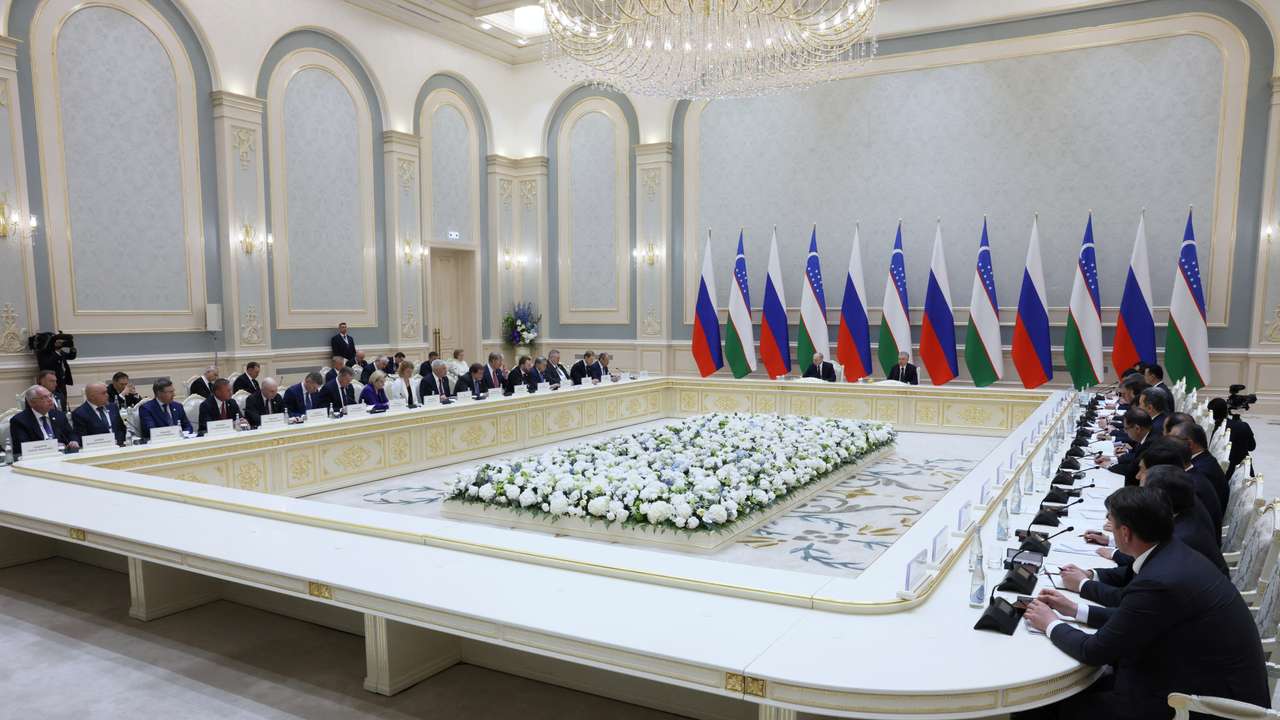 Russian President Putin meets with Uzbek President Mirziyoyev in Tashkent