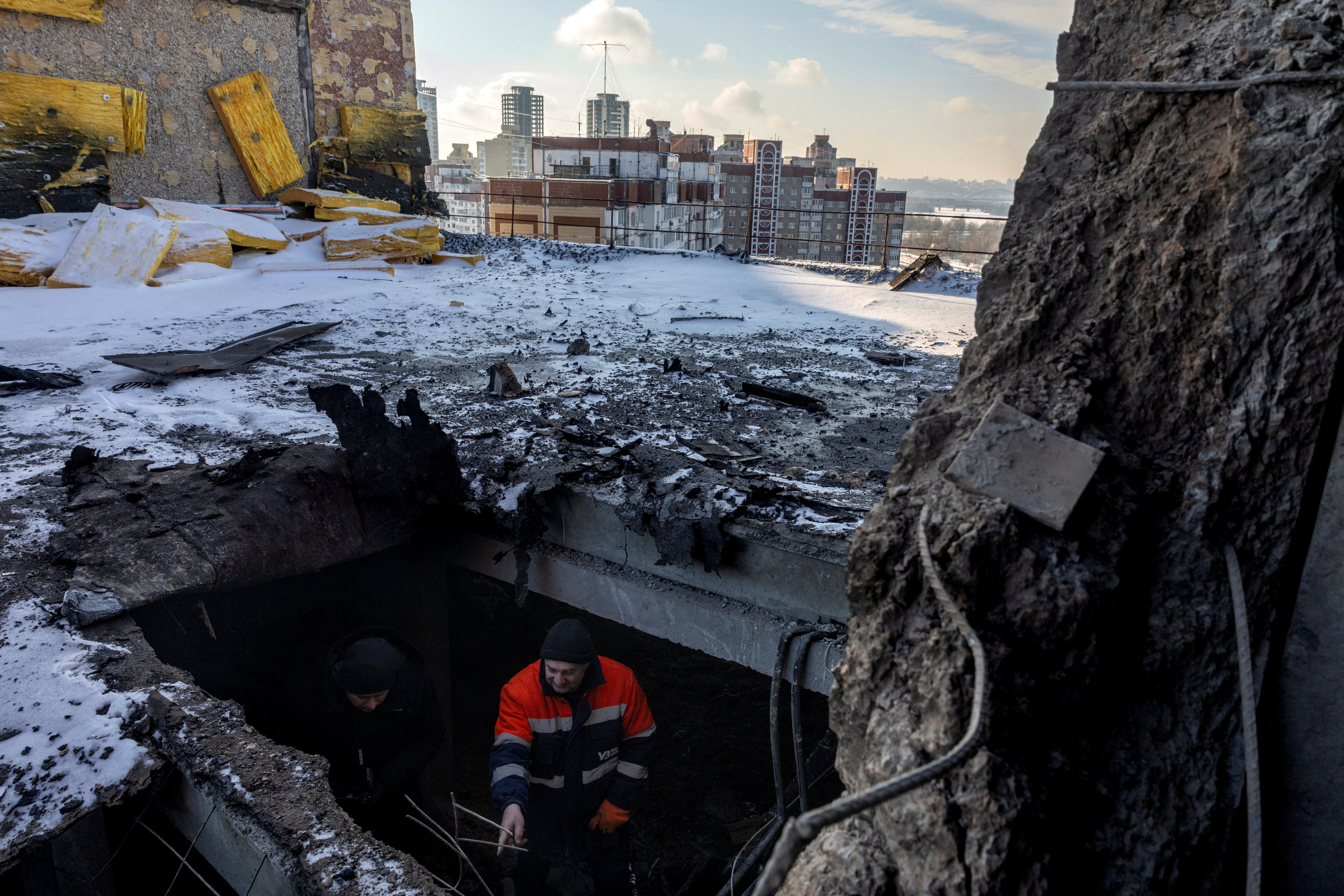 As temperatures drop below zero, Kyiv residents brace for freezing nights after Russian strikes damage infrastructure