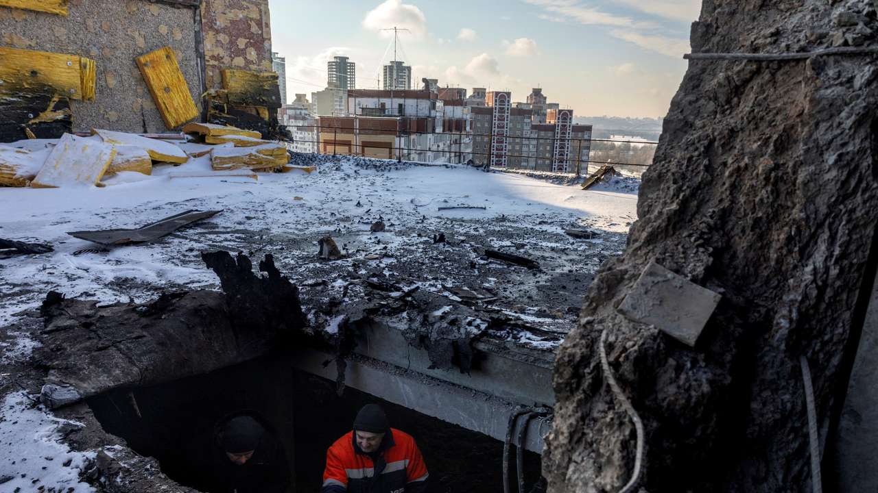 As temperatures drop below zero, Kyiv residents brace for freezing nights after Russian strikes damage infrastructure
