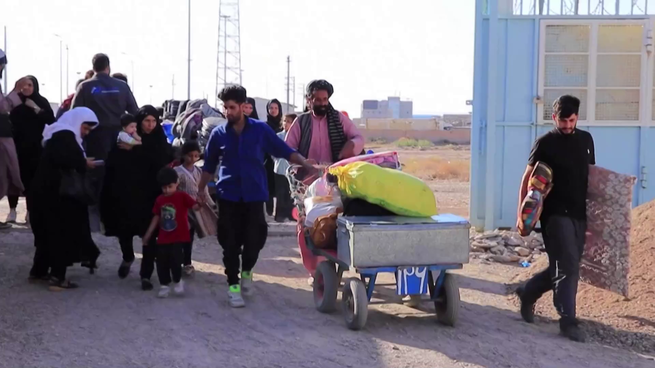 Afghan refugees at the Iran border