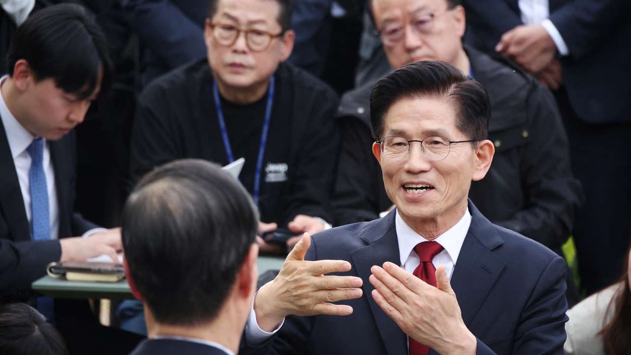 Presidential candidate Kim Moon-soo meets with former Prime Minister Han Duck-soo in Seoul