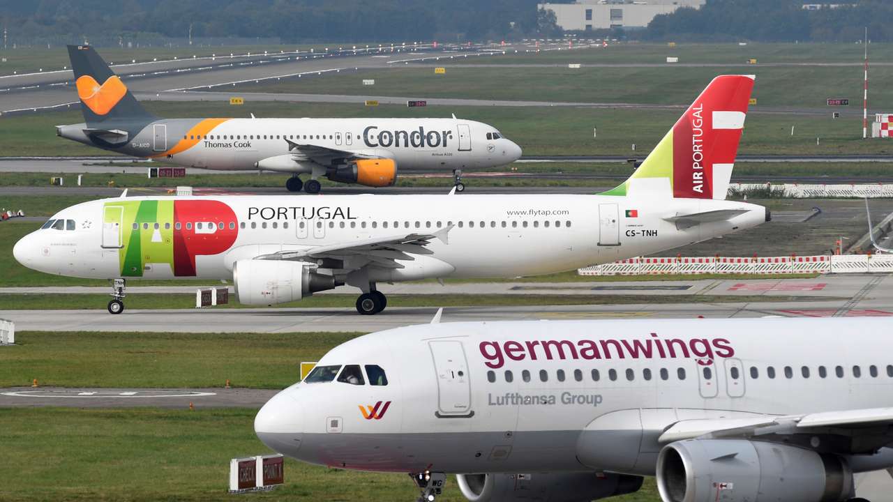 An Airbus A320 of Condor Airlines lands at the airport in Hamburg