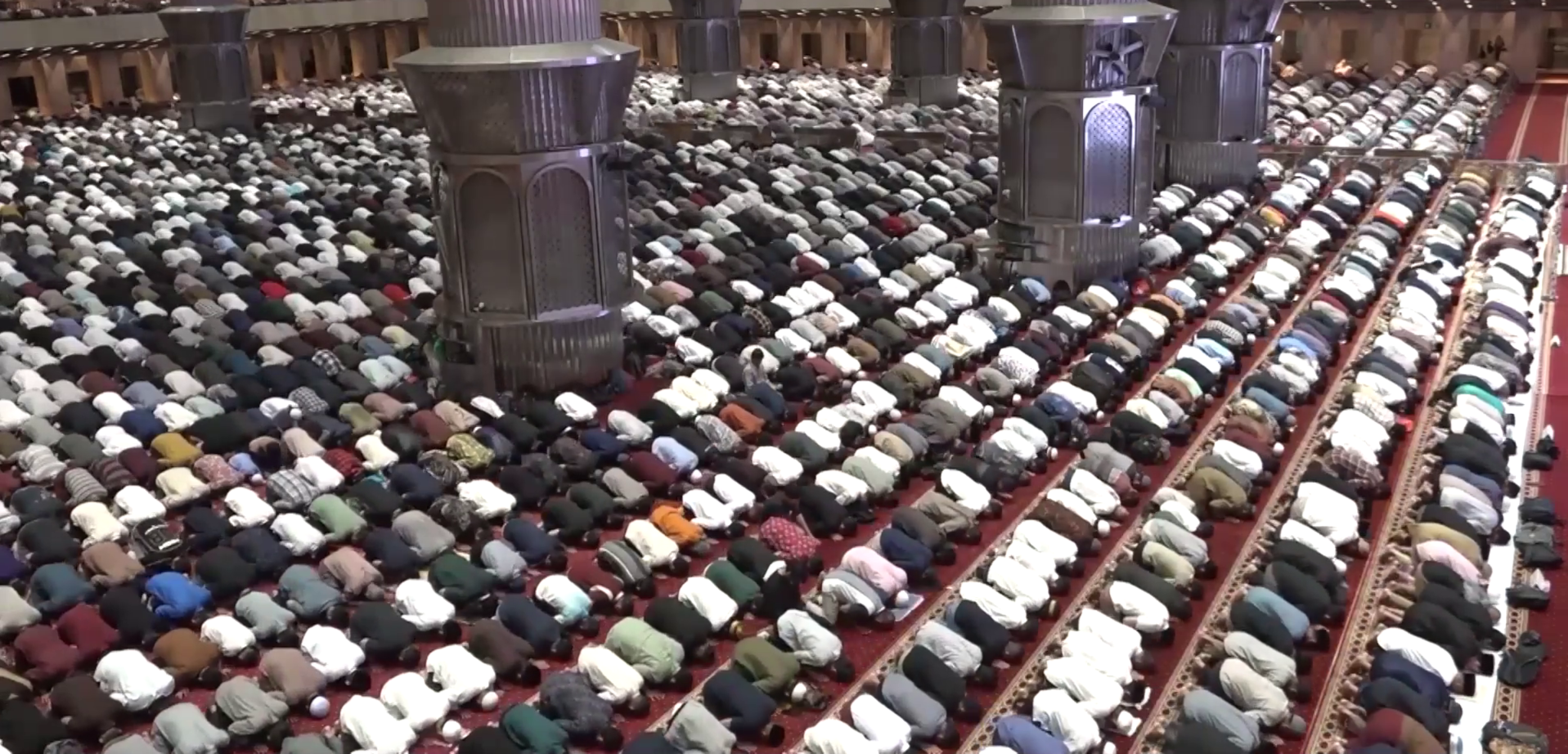 Thousands mark start of Ramadan with Taraweeh