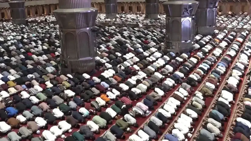 Thousands mark start of Ramadan with Taraweeh