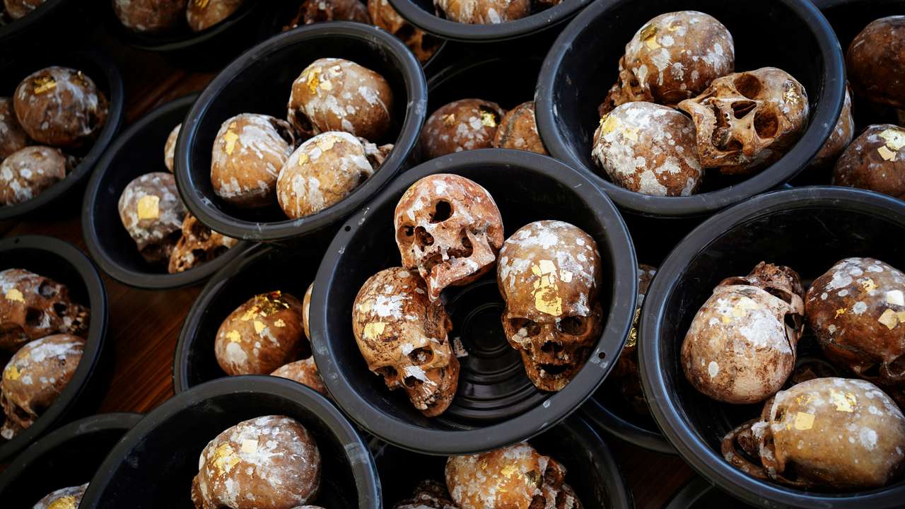 The Wider Image: Thai ceremony for the dead brings good karma and emotional closure