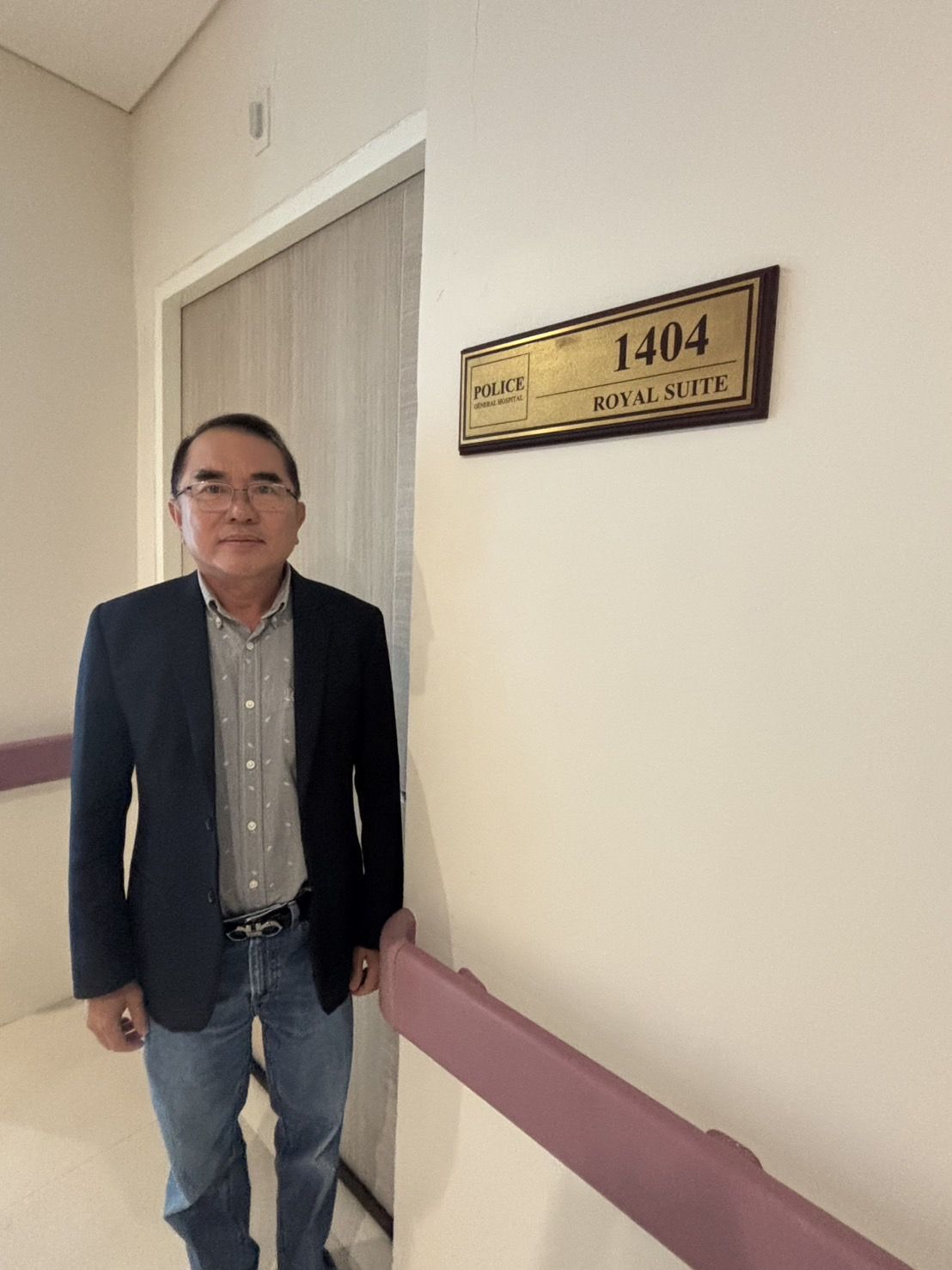 A photo outside Thaksin's hotel suite.