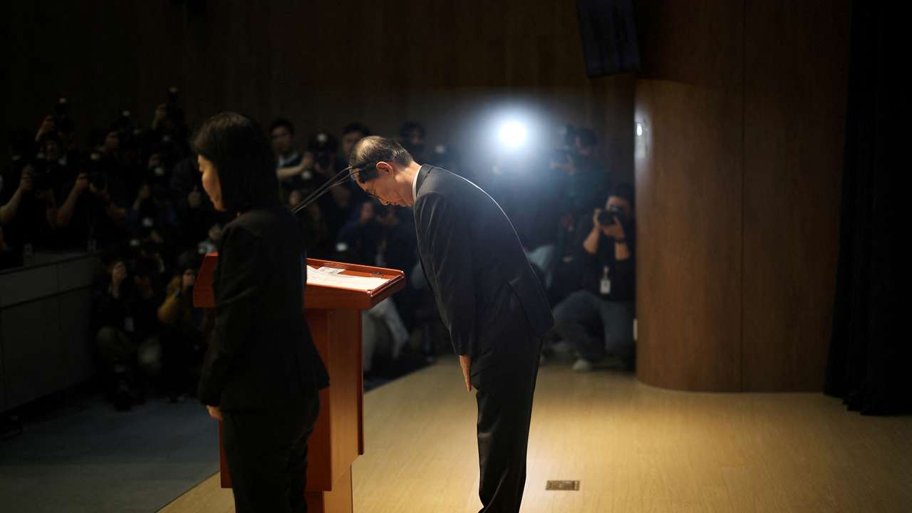 Former South Korean Prime Minister Han Duck-soo announces bid for presidency