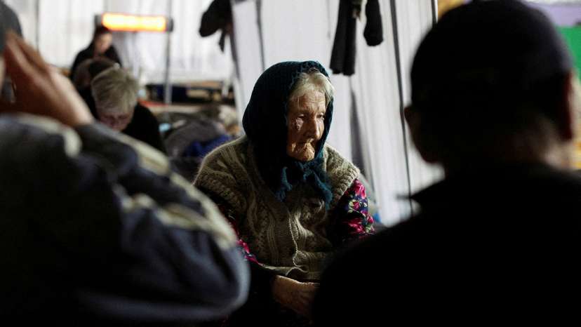 FILE PHOTO: Ukrainian refugees trickle out of Eastern frontline areas, as Russians continue push West