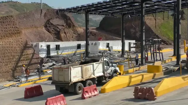 Explosives hit Colombia tollbooth