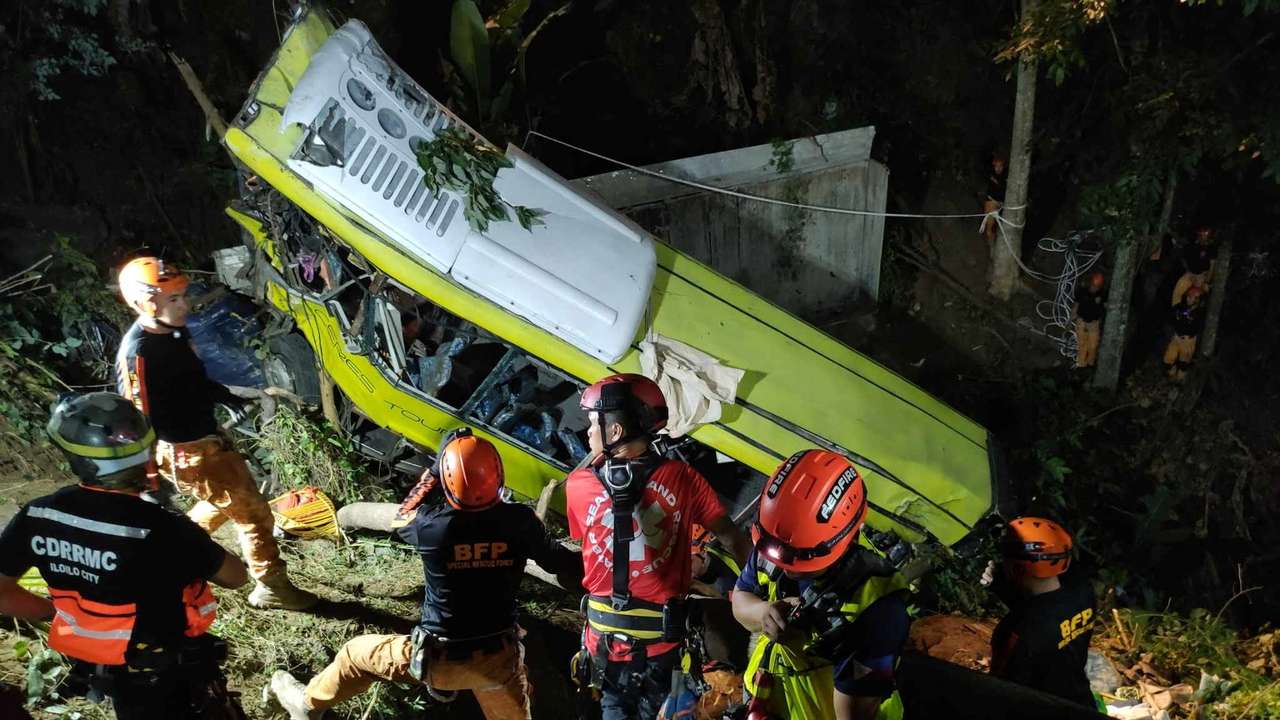 Aftermath of bus accident in Antique