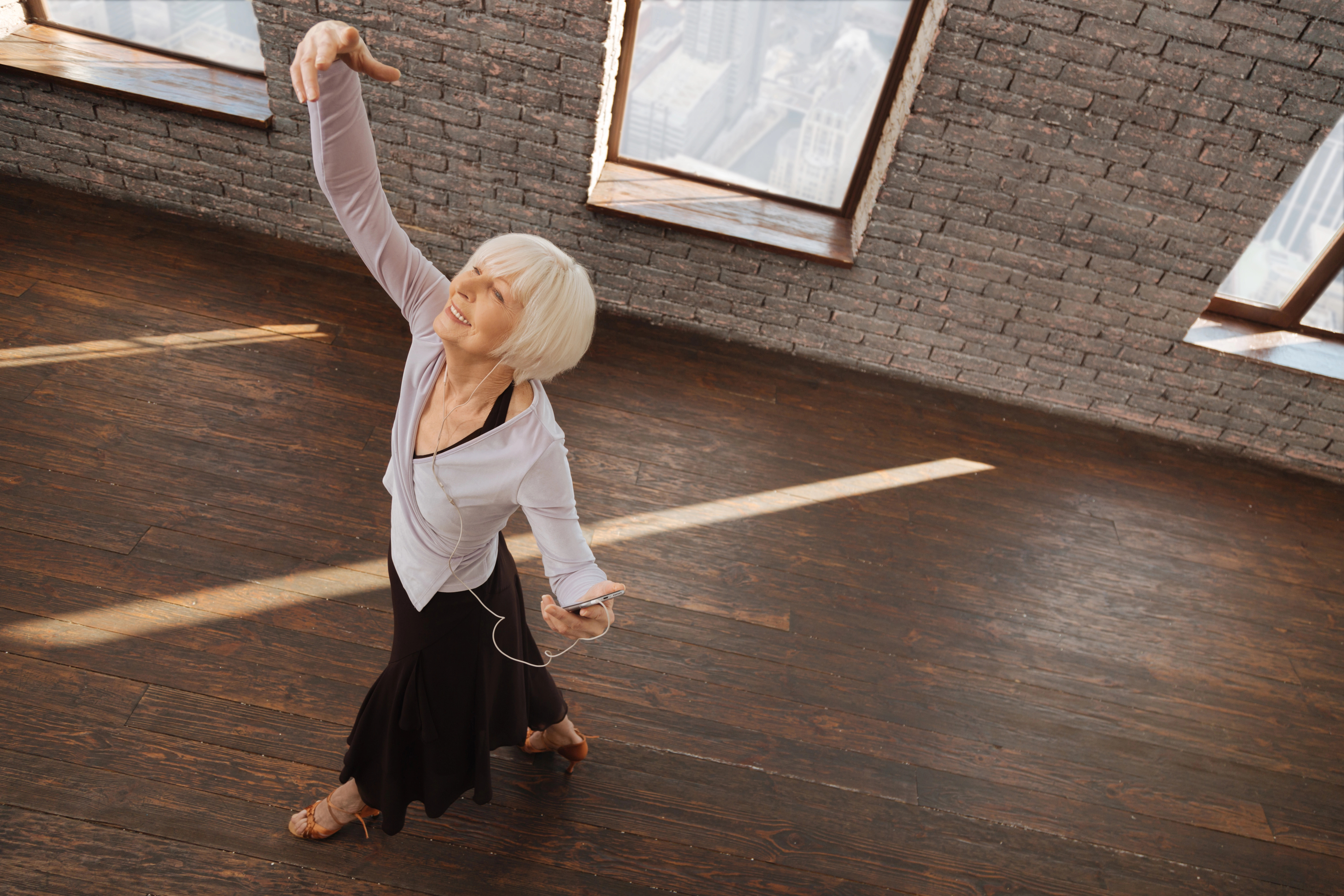 mulher dança sozinha e feliz