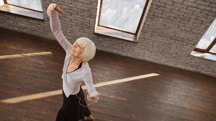 mulher dança sozinha e feliz