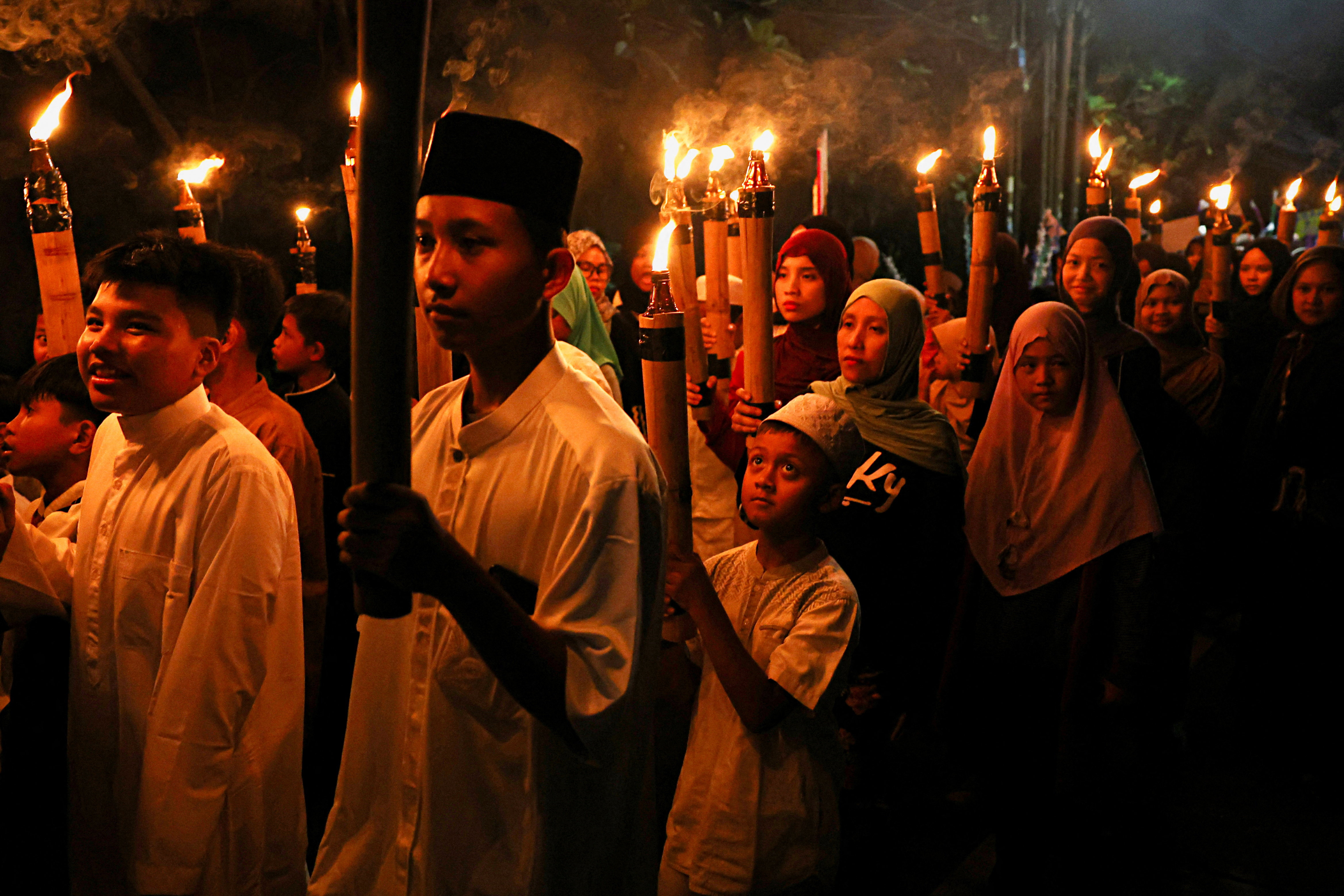 Indonesia welcomes Ramadan with torchlit processions