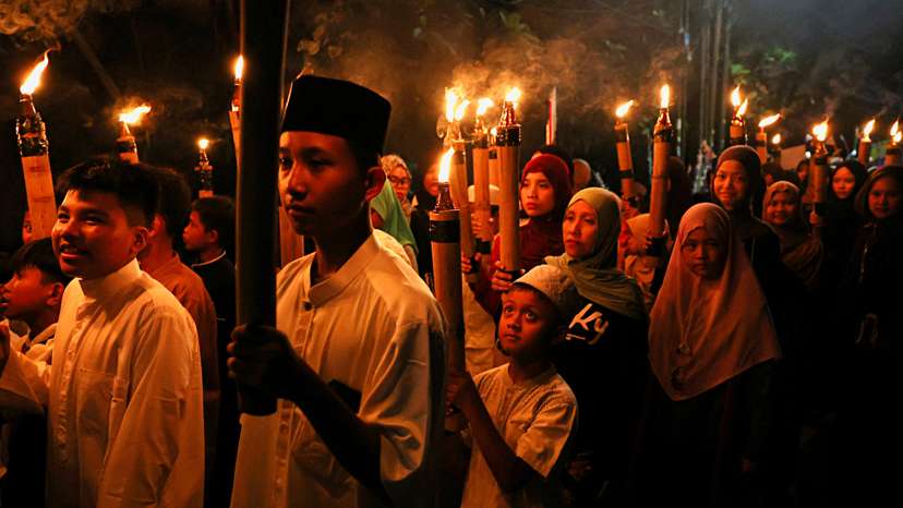 Indonesia welcomes Ramadan with torchlit processions