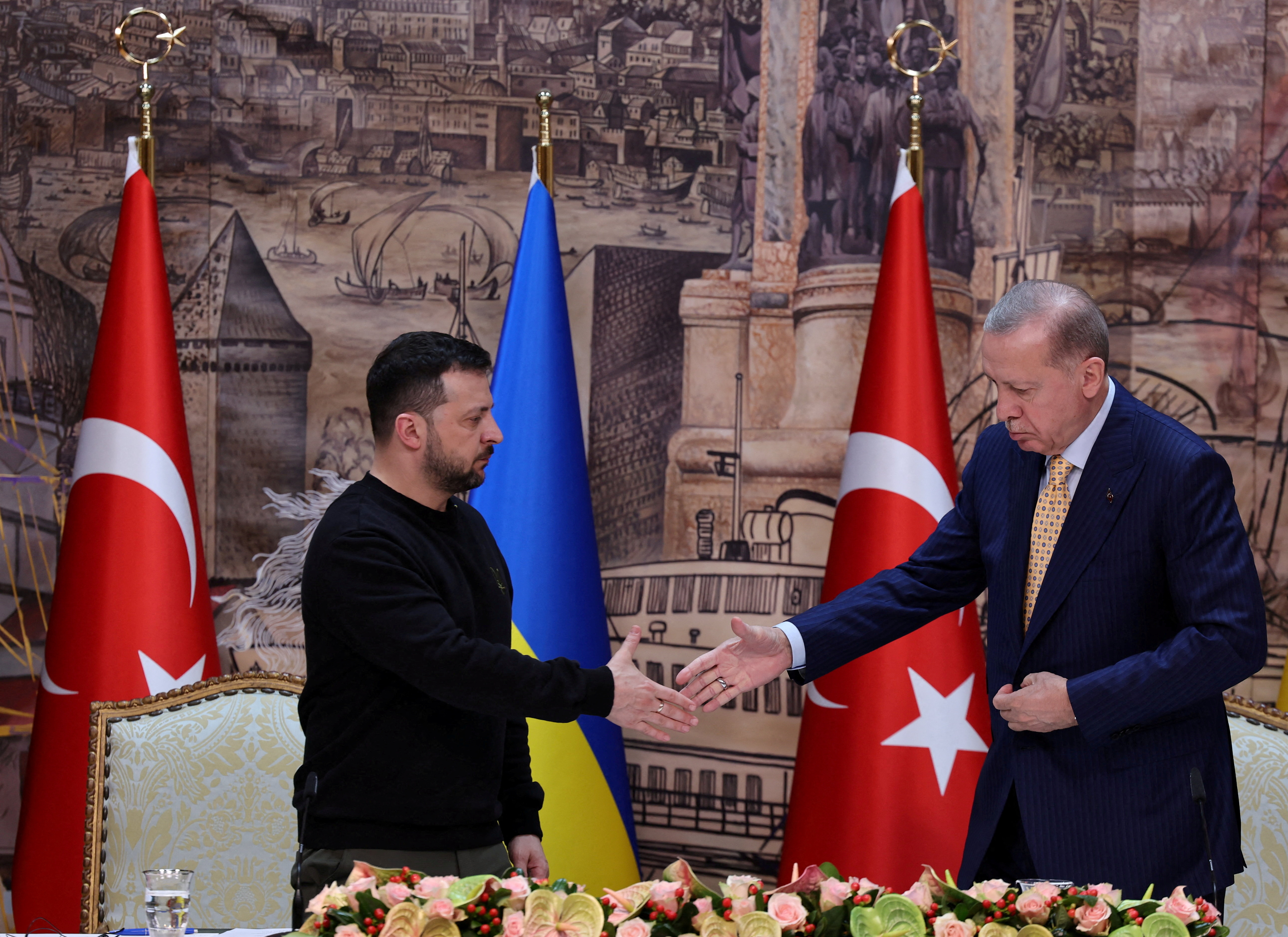 FILE PHOTO: Turkey's President Erdogan and his Ukrainian counterpart Zelenskiy hold a press conference in Istanbul