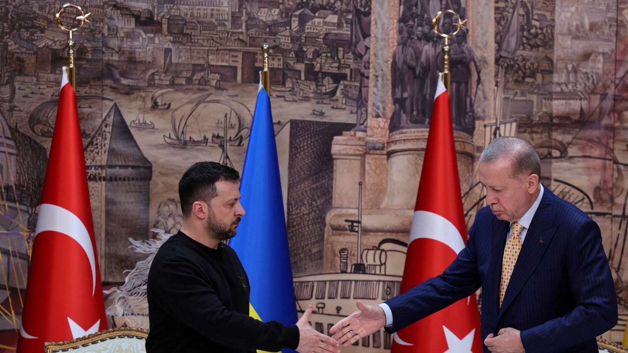 FILE PHOTO: Turkey's President Erdogan and his Ukrainian counterpart Zelenskiy hold a press conference in Istanbul