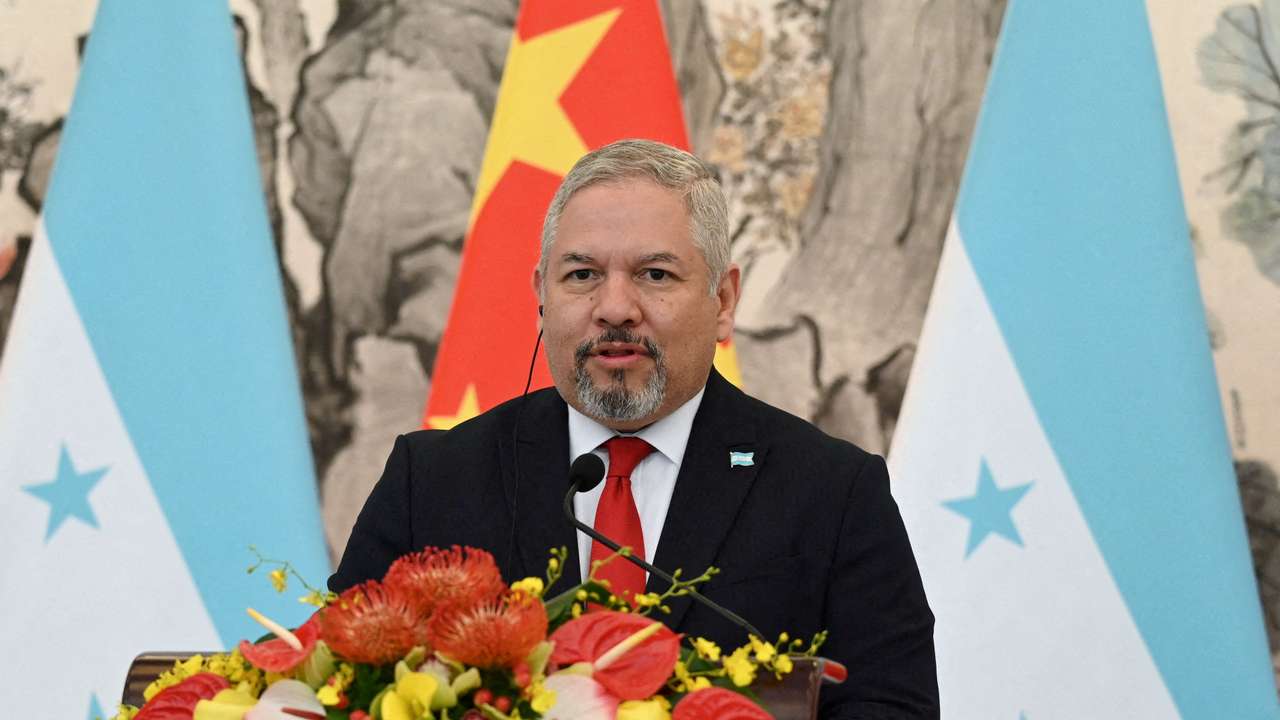 FILE PHOTO: Honduras Foreign Minister Eduardo Enrique Reina meets Chinese Foreign Minister Qin Gang in Beijing