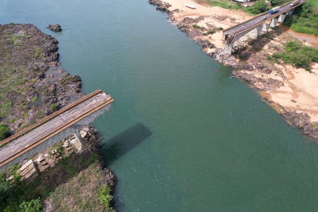 A bridge in Brazil collapses between Aguiarnopolis and Estreito