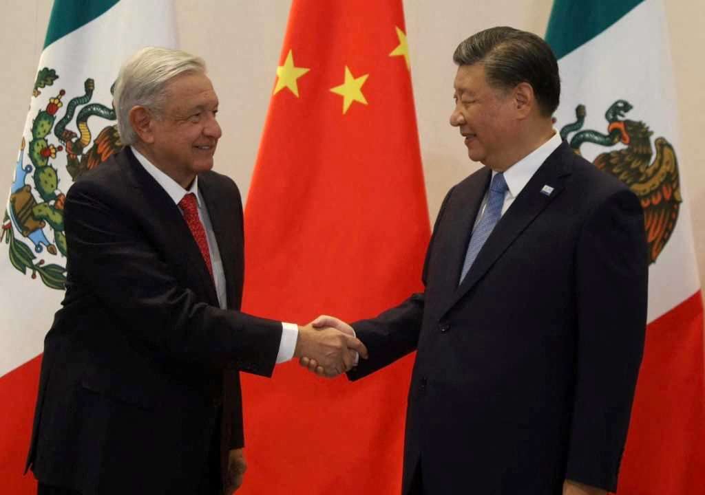 Mexico's President Andres Manuel Lopez Obrador shakes hands with Chinese President Xi Jinping as they attend at the APEC summit, in San Francisco