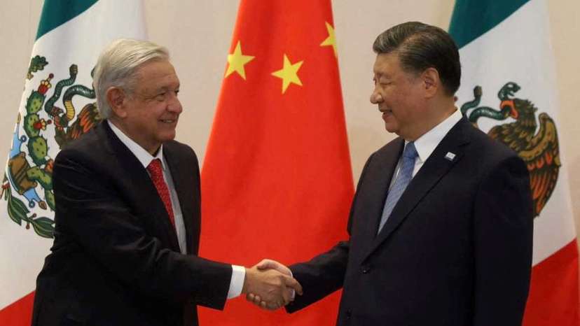 Mexico's President Andres Manuel Lopez Obrador shakes hands with Chinese President Xi Jinping as they attend at the APEC summit, in San Francisco