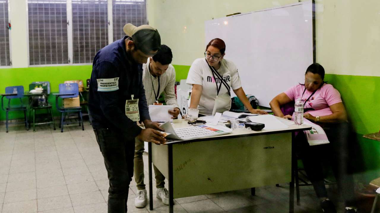 Electoral workers gather at a desk as the vote counting begins during the general election in Tegucigalpa, Honduras, November 30, 2025. REUTERS/Leonel