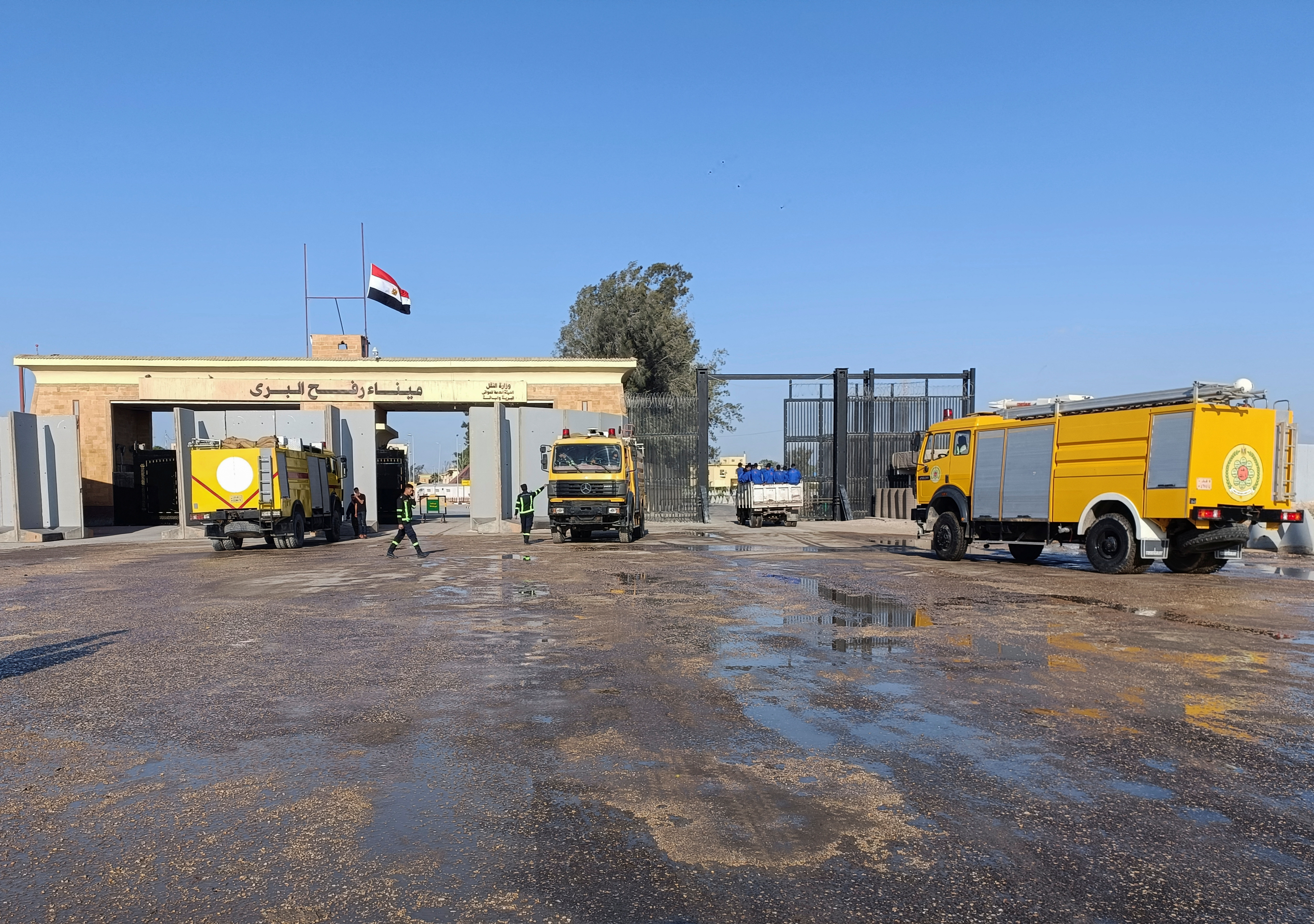 Egyptian volunteers and aid trucks wait in Rafah for border to open