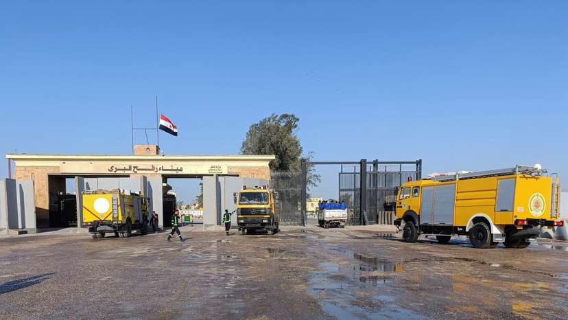 Egyptian volunteers and aid trucks wait in Rafah for border to open
