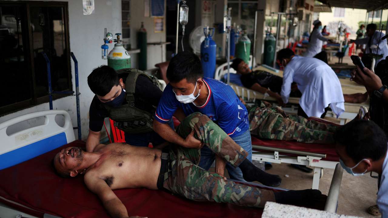 FILE PHOTO: A injured Cambodian soldier transferred from a frontline arrives at Ou Chrov referral hospital, amid clashes between Thailand and Cambodia along a disputed border area, in Ou Chrov district, Banteay Meanchey Province, Cambodia, December 14, 2025. REUTERS/Kim Hong-Ji/File Photo