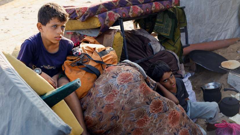 Displaced Palestinians move southward after Israeli forces ordered residents of Gaza City to evacuate to the south, in the central Gaza Strip