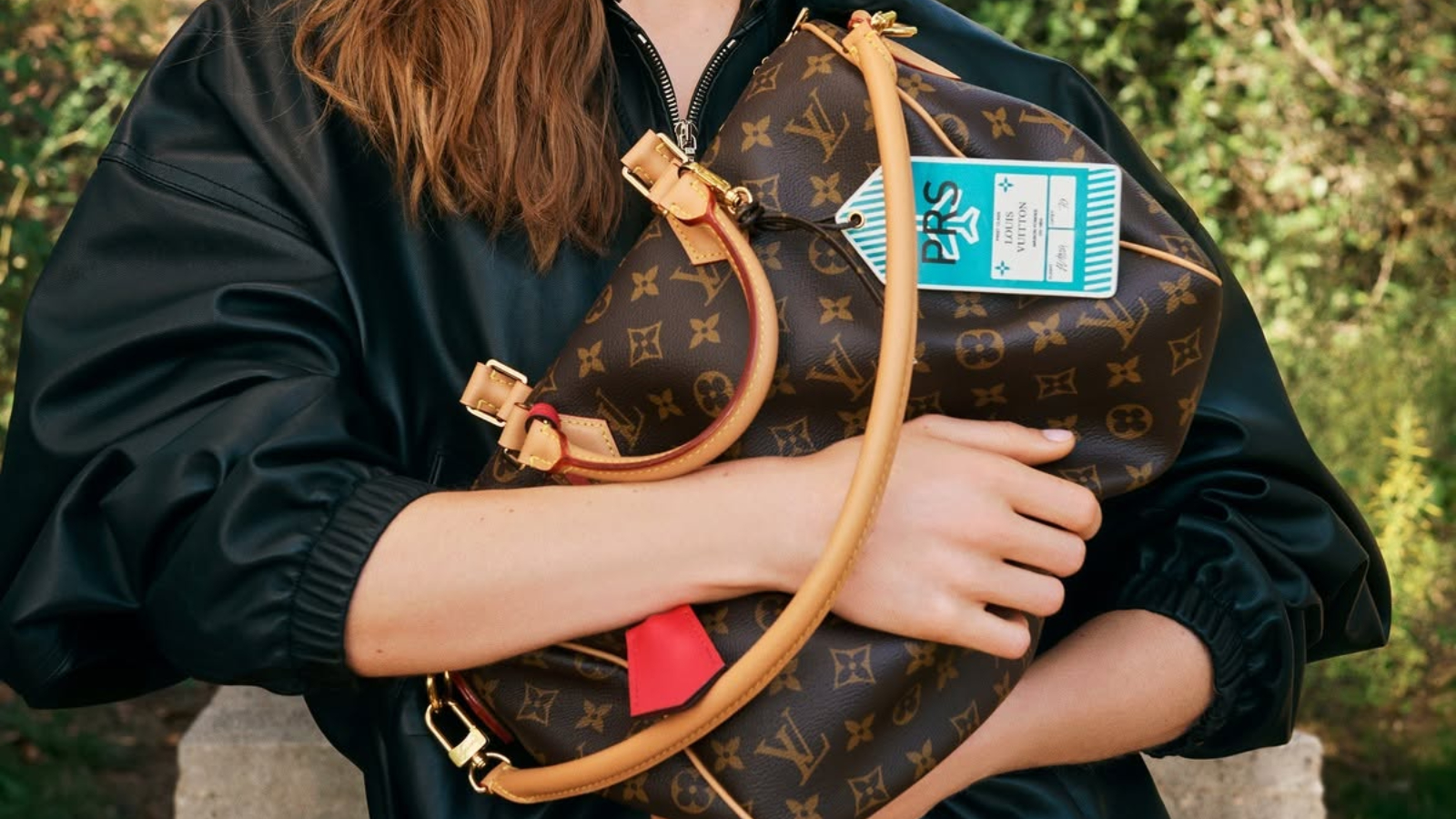 A Louis Vuitton Speedy Bandoulière 25 Monogram é vendido atualmente por US$ 1.980 nos EUA e por R$ 13.200 no Brasil.