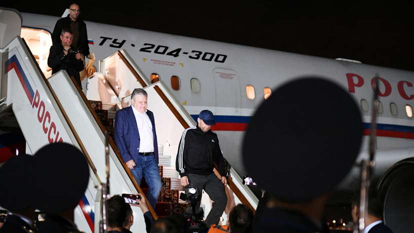 President Putin greets Russians returning to Moscow after prisoner swap