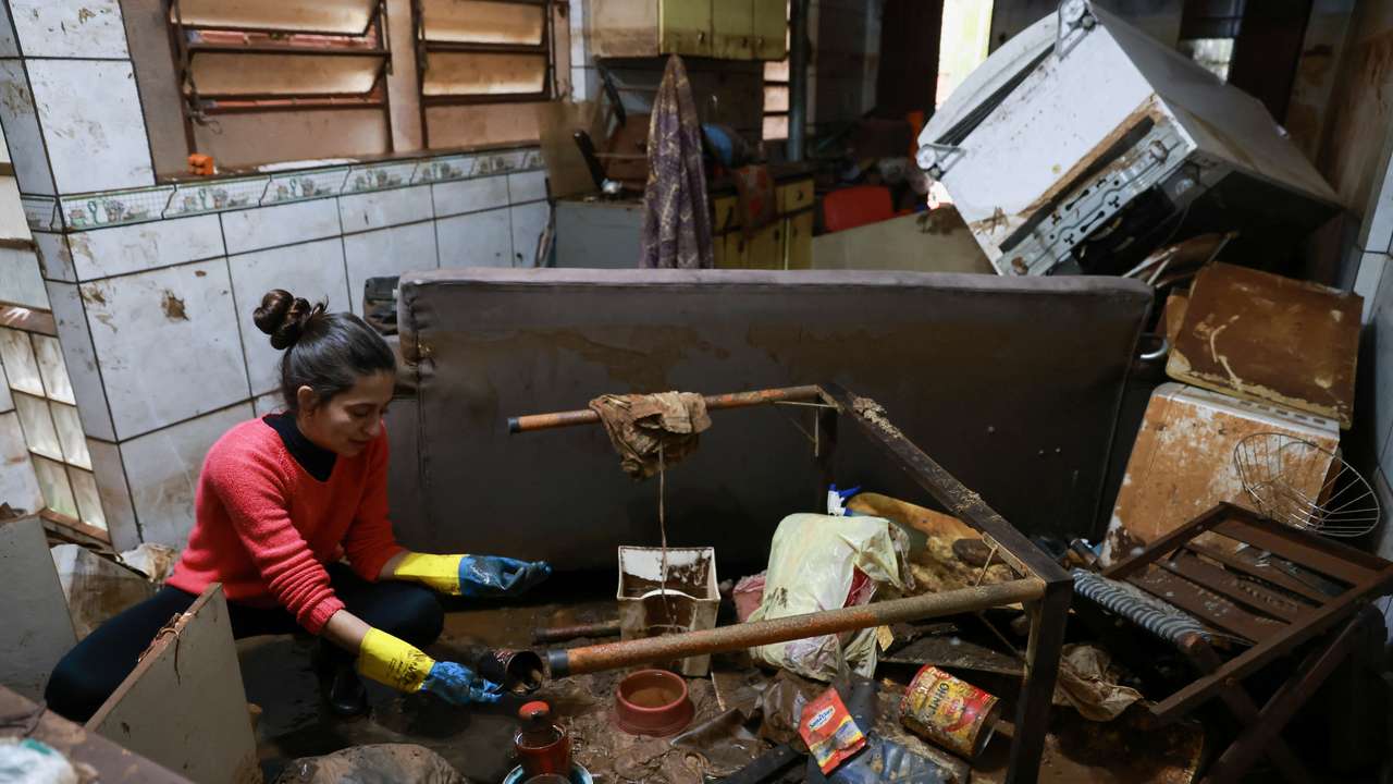 Cleaning houses affected by floods in Porto Alegre
